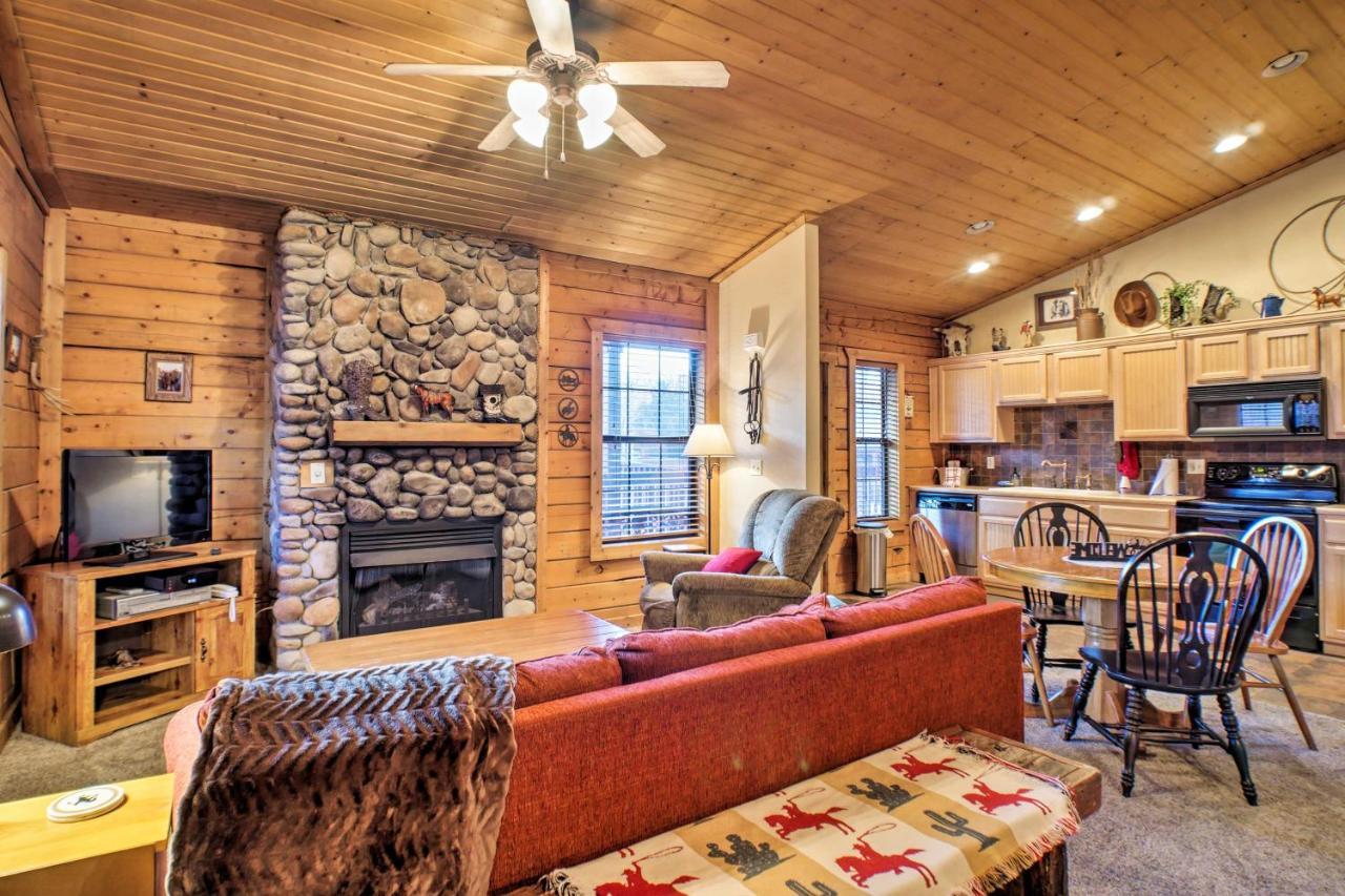 Cabin-Style Studio Right Off The Branson Strip! Apartamento Exterior foto