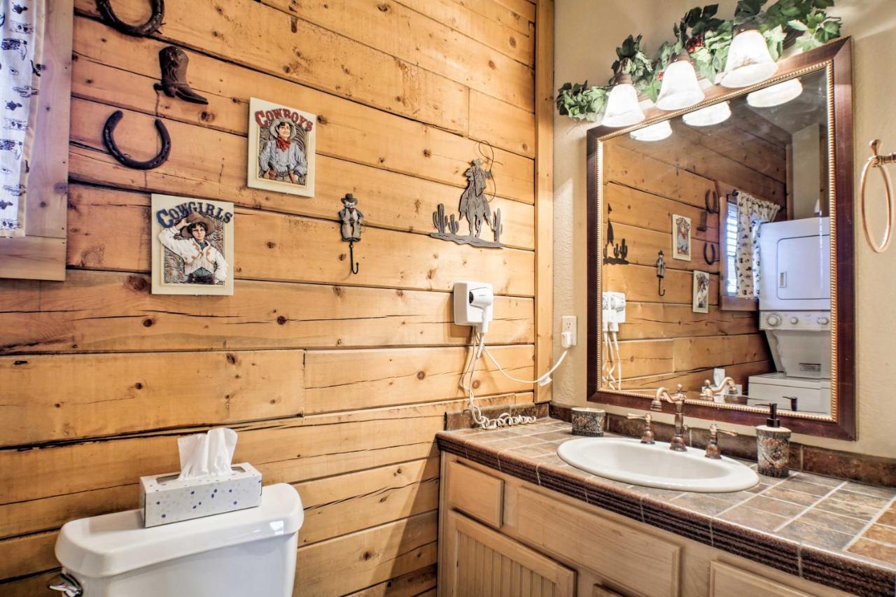 Cabin-Style Studio Right Off The Branson Strip! Apartamento Exterior foto