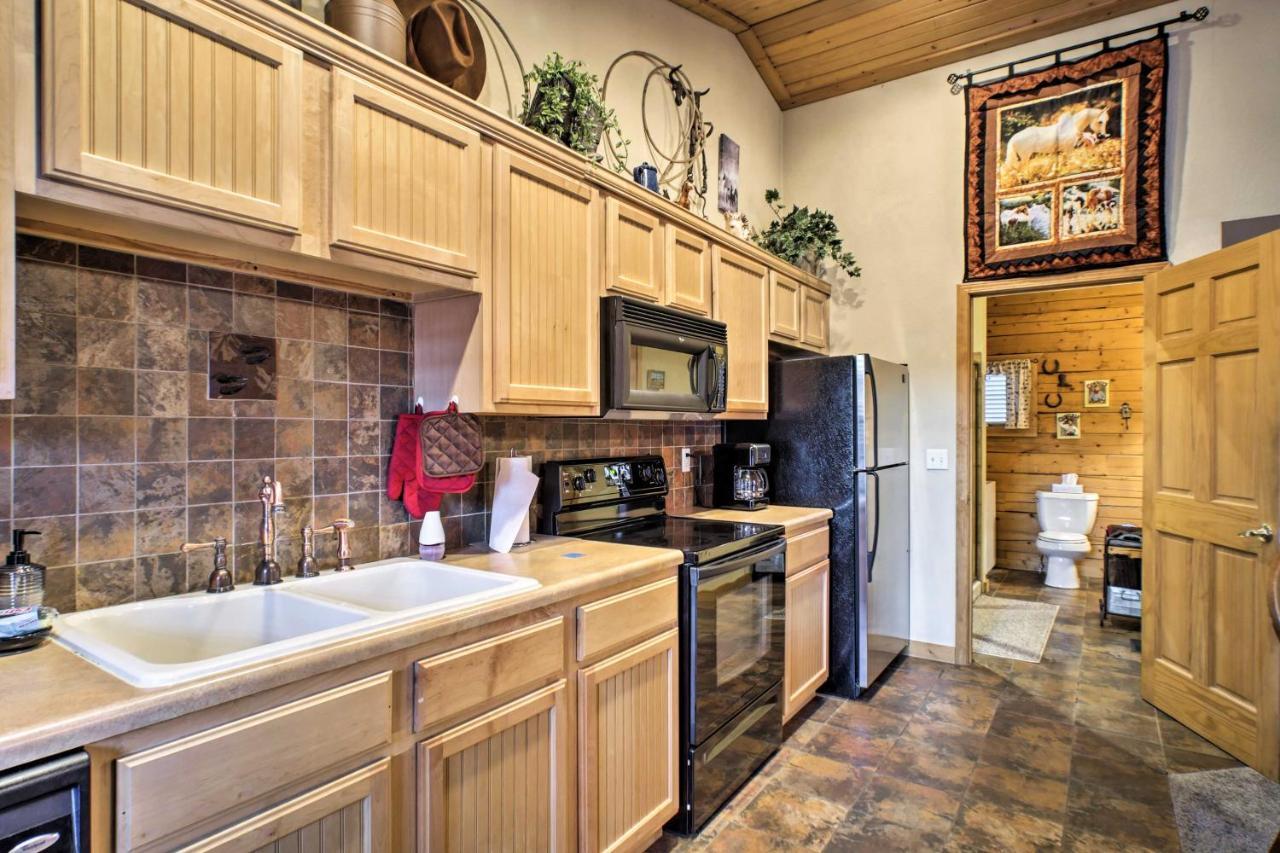 Cabin-Style Studio Right Off The Branson Strip! Apartamento Exterior foto