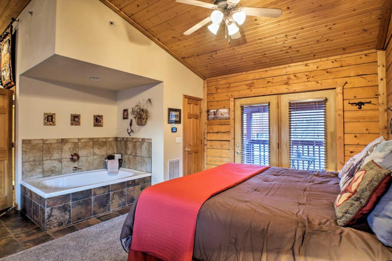 Cabin-Style Studio Right Off The Branson Strip! Apartamento Exterior foto