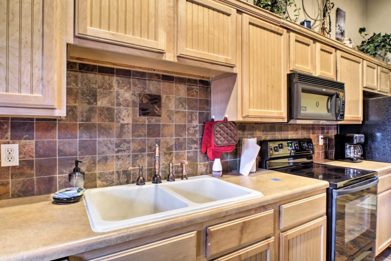Cabin-Style Studio Right Off The Branson Strip! Apartamento Exterior foto